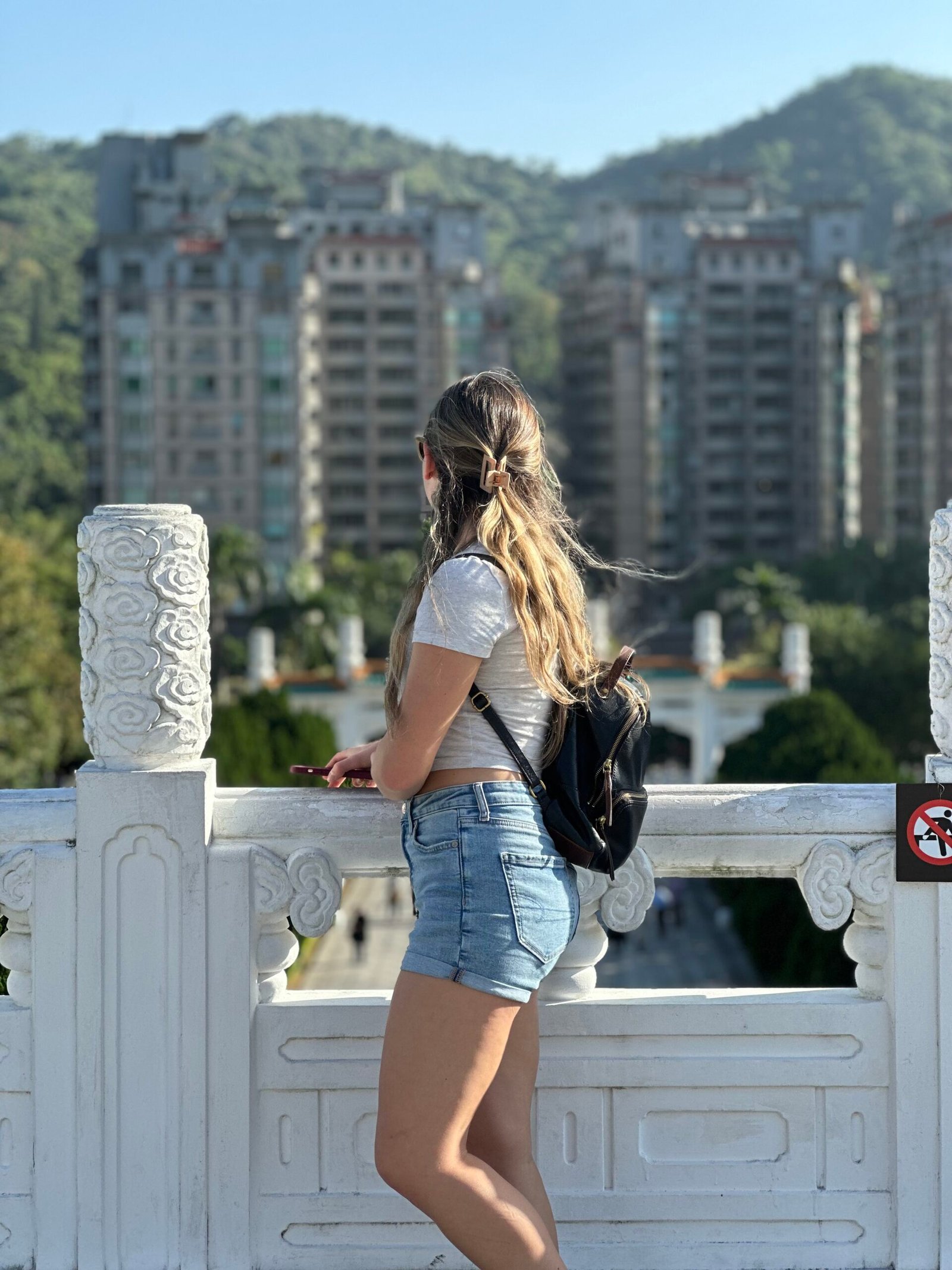 to show the writer of the blogs enjoying a trip in Taiwan